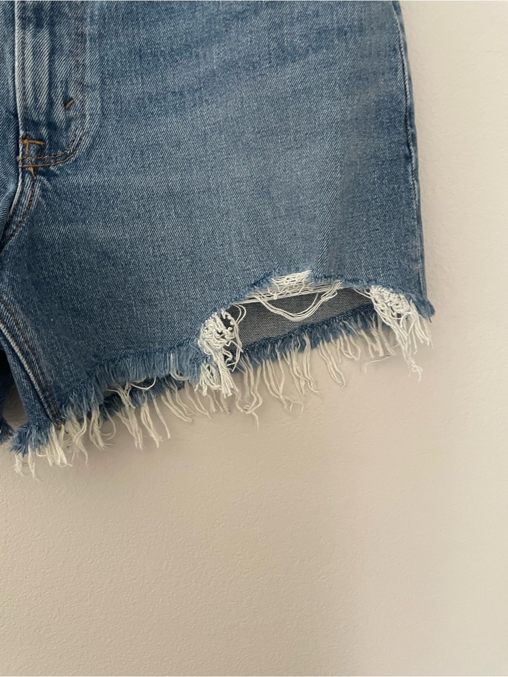 Abercrombie & Fitch Light Wash High-Rise Mom Short, 4 inch inseam - Picture 4 of 7
